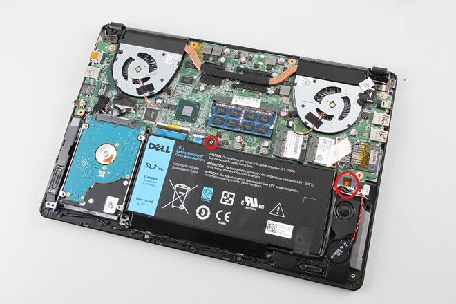 Tháo pin của laptop Dell 