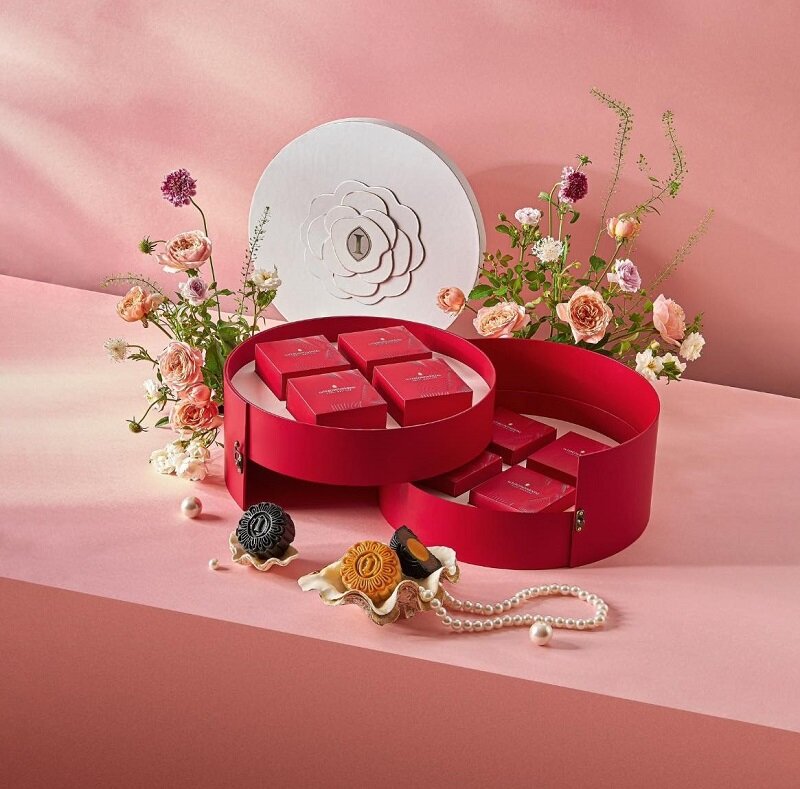 Hộp bánh Trung thu “Trà” lấy hai màu trắng và hồng cùng hình ảnh hoa trà làm chủ đạo