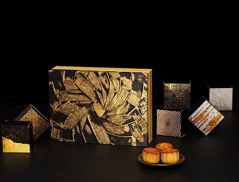 Combo bánh trung thu mật ngọt với 06 chiếc bánh “Bên ngoài giòn tan – Bên trong tuông trào cảm xúc” sẽ mang đến món quà ngọt ngào thay cho lời chúc hạnh phúc mùa trăng. Dòng bánh trung thu mới này hứa hẹn sẽ mang đến trải nghiệm độc đáo với những hương vị như trứng muối tan chảy, dừa & nam việt quất, dừa & hạt điều hạt thông …