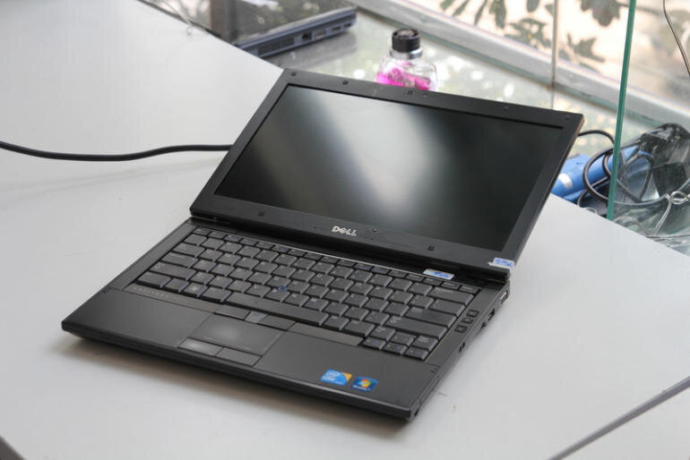 Dell Latitude E4310 được trang bị bộ vi xử lý Intel Core i5 - 520m, RAM 4GB và card đồ họa Intel HD Graphic
