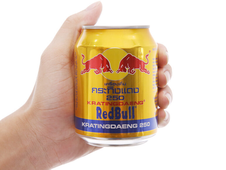 Nước tăng lực Redbull - Giá tham khảo: 9.900 vnđ/lon 250ml và 226.000 vnđ/thùng 24 lon 250ml