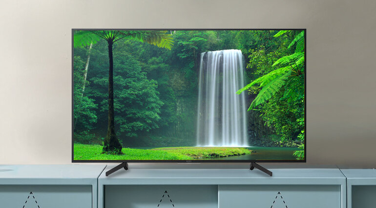 chiếc tivi Sony 4k 65 inch cùng tông màu tối sẽ làm nổi bật mọi thiết kế nội thất trong căn phòng của bạn.