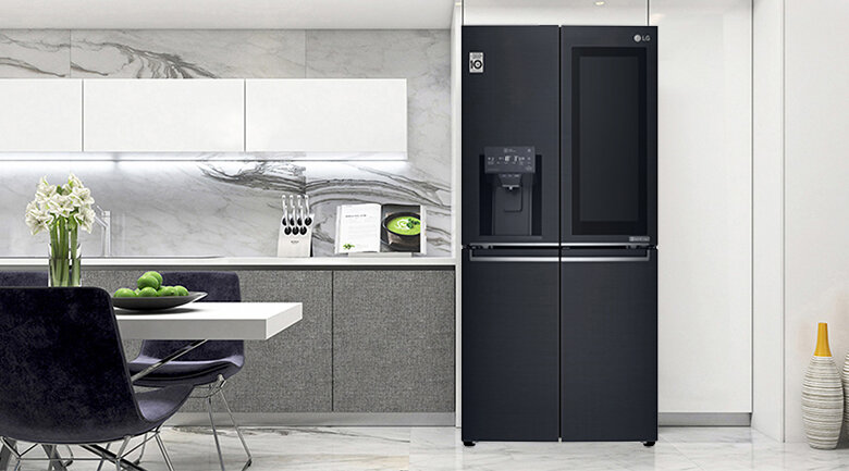 Tủ lạnh LG 4 cánh là vật trang trí đẹp mắt cho căn bếp của gia đình bạn.