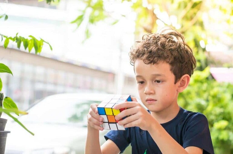 Đồ chơi rubik giúp trẻ phát triển trí não tốt hơn