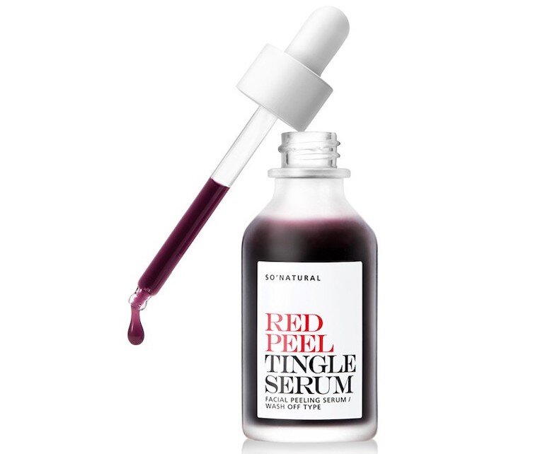 Serum Red Peel Tingle có kết cấu lỏng, hơi sệt và màu đỏ sậm