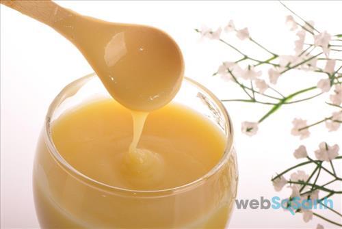 Sữa ong chúa thật có màu vàng nhạt, sánh, mịn Sữa ong chúa thật có màu vàng nhạt, sánh, mịn