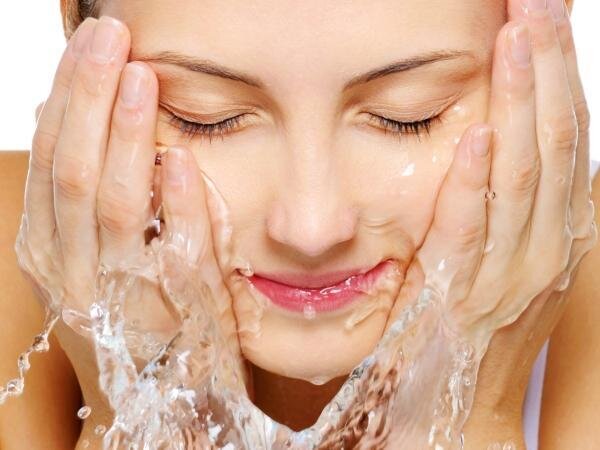Bạn không nên rửa mặt với nước quá nóng hoặc quá lạnh