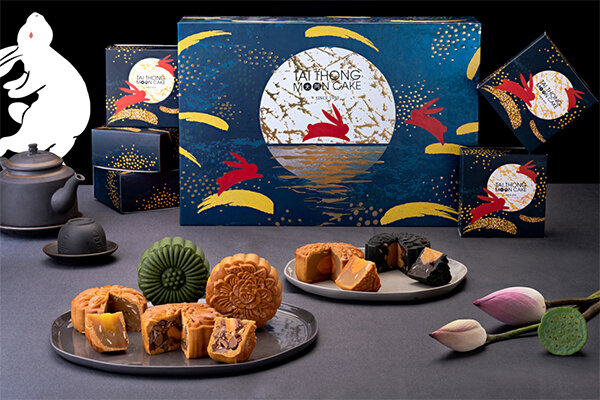 Bánh trung thu Tai Thong Minh Nguyệt Lộc Phát gồm các vị: Phượng hoàng mỹ vị, sầu riêng Musang King thượng hạng, thập cẩm sen trắng tôm ngũ vị & chà bông gà, ngọc bích kem trứng dẻo thượng hạng, cà phê Mocha vị trà sữa, trà xanh vị đậu đỏ Azuki
