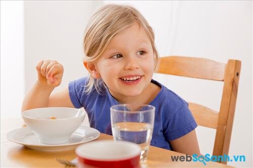 Nhiều cha mẹ có thói quen cho bé ăn một thìa cháo một thìa nước để con ăn cho nhanh (Ảnh minh họa)