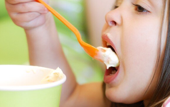 Cho trẻ ăn đồ lạnh là một sai lầm lớn đối với các mẹ