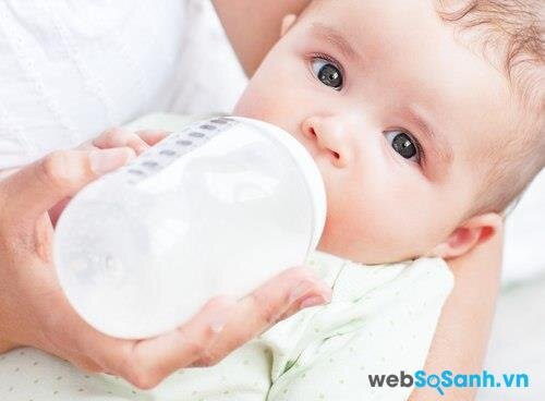 cần tìm loại sữa công thức không chứa đường lactose hoặc một loại sữa bổ sung men lactase