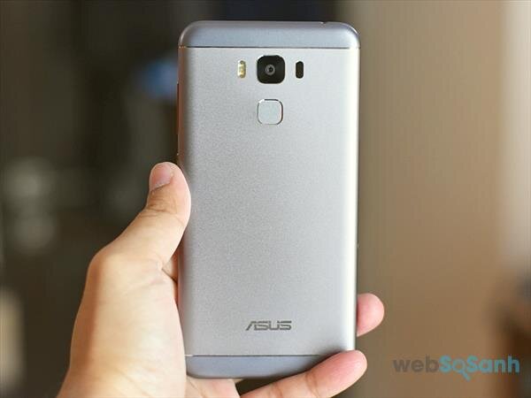 Cảm biến vân tay đặt ở mặt sau Asus Zenfone 3 Max