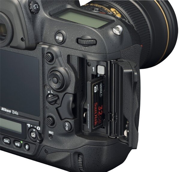 Nikon D4s Review: memory card slots