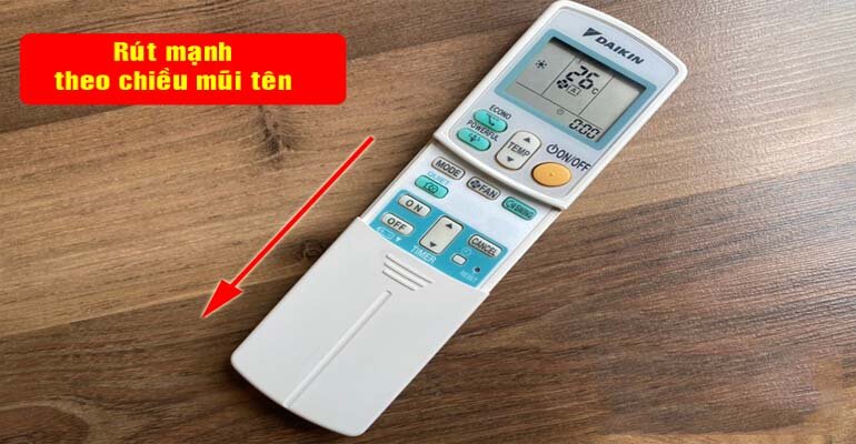Khi thay pin điều khiển điều hòa Daikin bạn cần lưu ý những vấn đề gì? dieu khien dieu hoa daikin 2