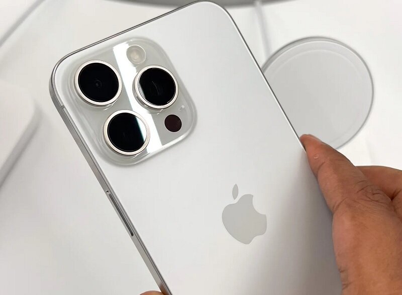 iPhone 15 Pro Max màu Titan trắng