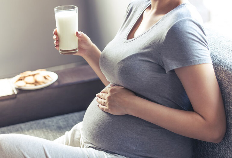 Phụ nữ mang thai cần bổ sung sữa tươi mỗi ngày