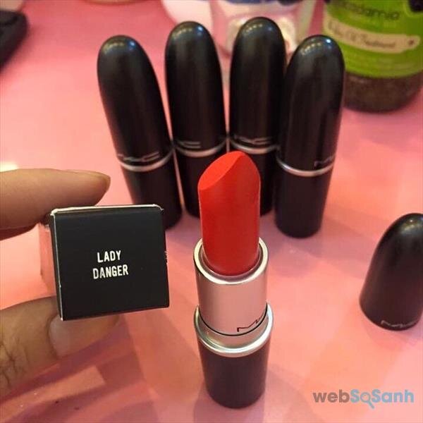 Bạn có thể lựa chọn ColourPop Ultra Matte Lips màu Lax hoặc Butter London Moisture Lippy Lipstick màu Come to Bed Red đều khá ấn tượng.