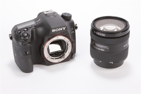 Sau 2 năm không ra mắt thêm một chiếc máy ảnh sử dụng A-mount nào, Sony ra mắt chiếc Alpha 77 II với cảm biến 24,3MP và danh hiệu tự phong 