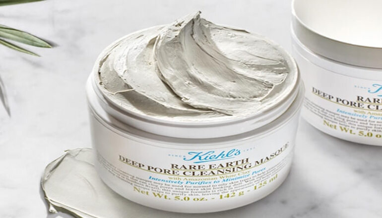 Kiehl's Rare Earth Deep Pore Cleansing Masque-ն աջակցում է մաշկի տակ գտնվող պզուկների բուժմանը՝ հեռացնելով սպիտակ և սև կետերը: