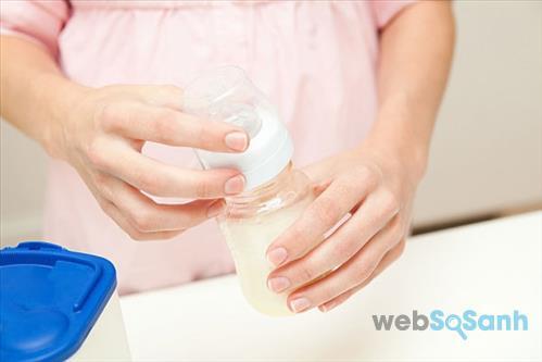 Không dùng nước rau củ quả để pha sữa cho bé, chỉ được dùng nước ấm và pha theo đúng công thức