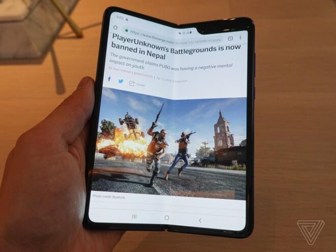 Sử dụng màn hình điện thoại Galaxy Fold rất tiện lợi