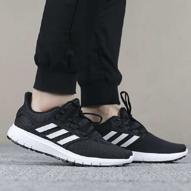 giày thể thao đen của adidas