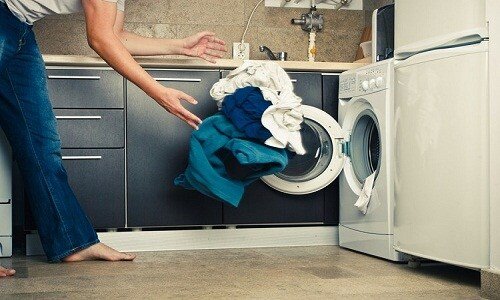 Nhồi nhét quá nhiều quần áo sẽ làm máy giặt giảm tuổi thọ