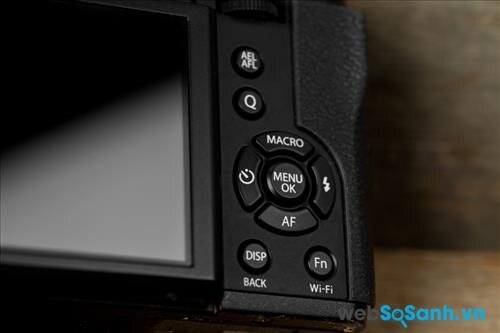 Với kết nối wifi tích hợp sẵn trên X30, bạn có thể dễ dàng kết nối máy ảnh của mình với điện thoại thông minh thông qua phần mềm của Fuji