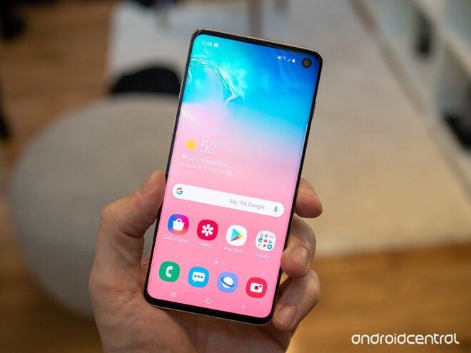 Trong khi Samsung Galaxy S10+ sở hữu chip Exynos 9820 và dung lượng RAM 8GB thì Note 10 được cài đặt chip Exynos 9825 và dung lượng RAM 12GB