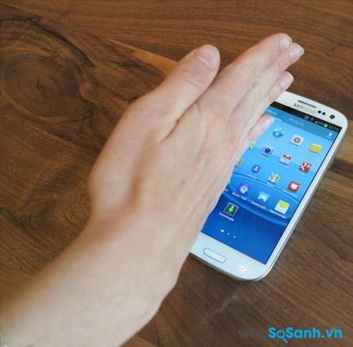 Vuốt tay ngang qua màn hình điện thoại Samsung như trên hình để chụp ảnh