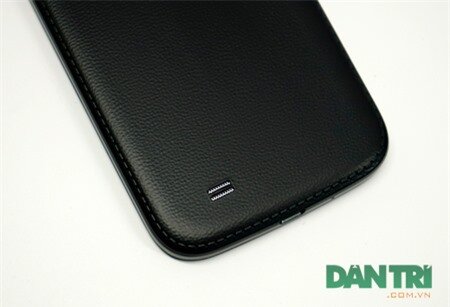 Nó tựa như Galaxy Note 3 với thiết kế giả da.