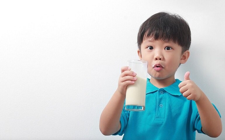 Trẻ chậm nói nên uống sữa nguyên kem