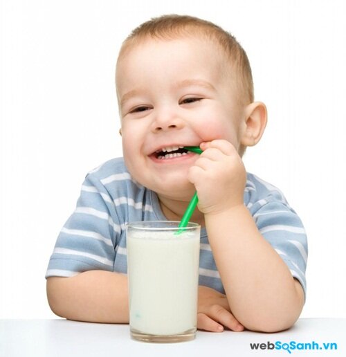 Nước và sữa là đồ uống tốt nhất cho trẻ