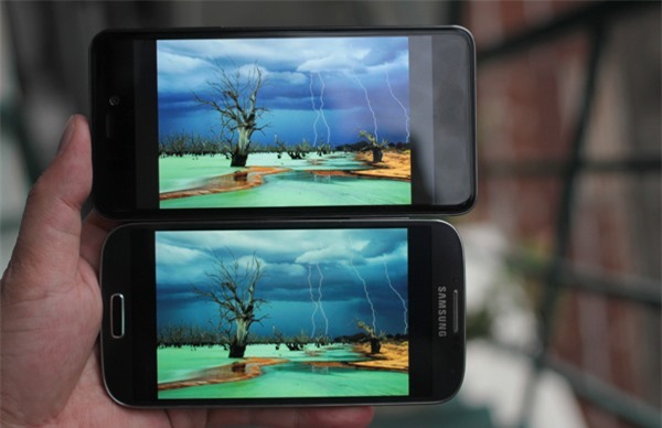 Q-Smart Dream SI đọ màn hình cùng Samsung Galaxy S4 3