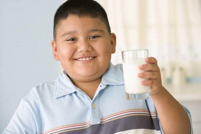 Trẻ thừa cân có thể uống sữa nhưng cần chọn loại sữa phù hợp
