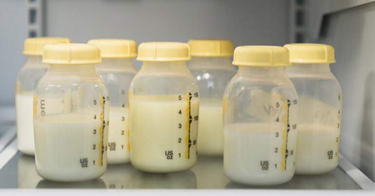 Sử dụng bình trữ sữa để thay thế túi trữ sữa sẽ tái sử dụng được nhiều lần