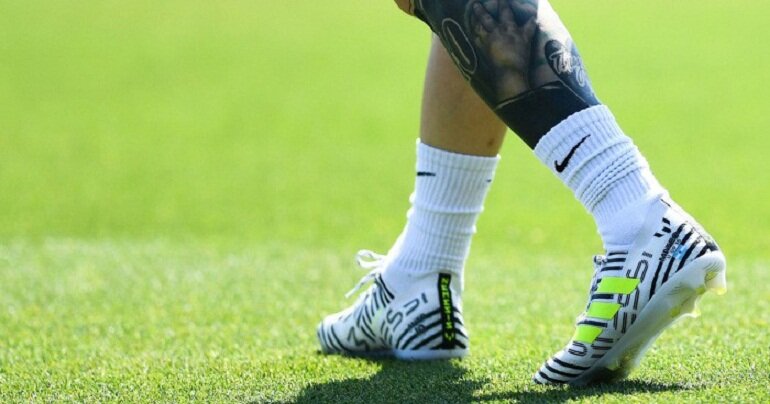 Giày bóng đá Adidas