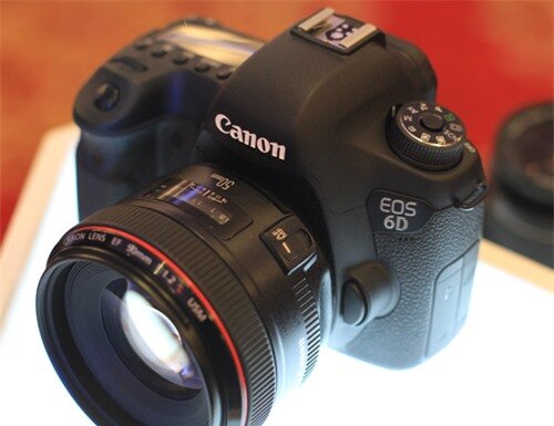 Máy ảnh Canon 6D được đánh giá là một trong những sản phẩm hàng đầu trong ngành nhiếp ảnh. Với thiết kế tiên tiến, cảm biến Full-frame và hệ thống lấy nét chính xác, Canon 6D đem đến cho bạn những bức ảnh hoàn hảo và sống động nhất.