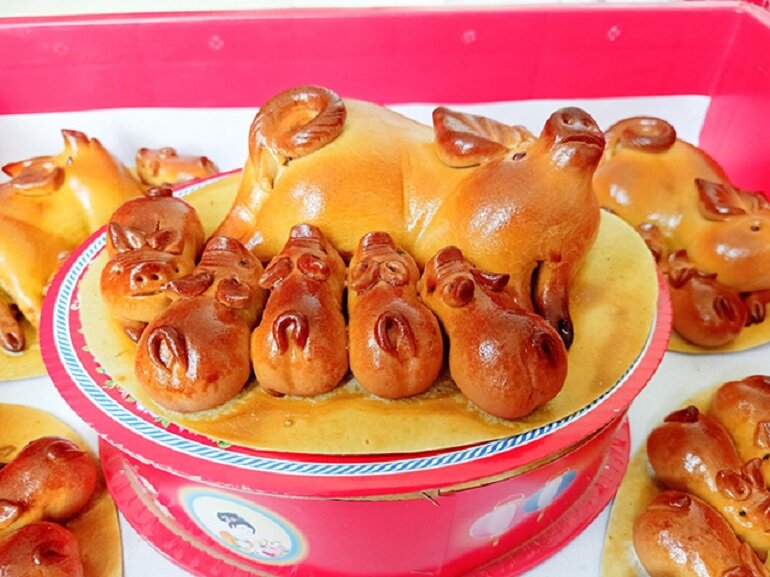 Golden pig moon cake