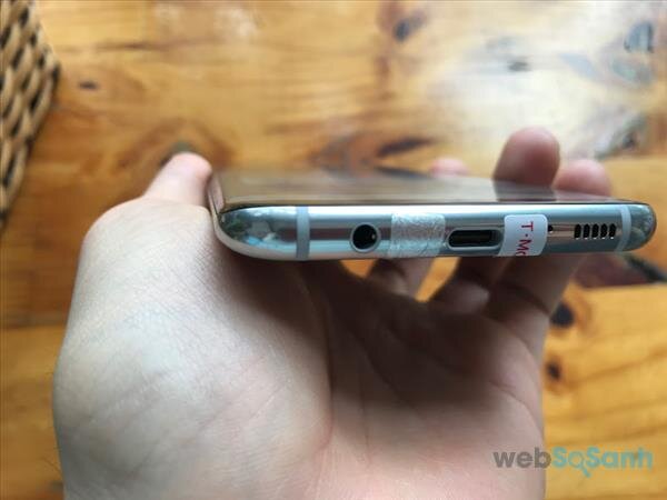 Mặt dưới Samsung Galaxy S8 Plus với jack cắm tai nghe và cổng sạc