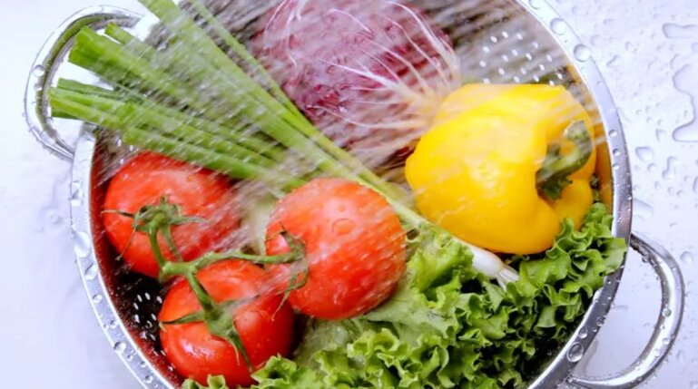 Bạn nên rửa các loại rau, củ sạch khi đưa ra chế biến nấu ăn để đảm bảo an toàn