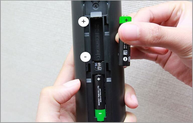 Smart tivi TCL không nhận điều khiển giọng nói lỗi pin trong remote