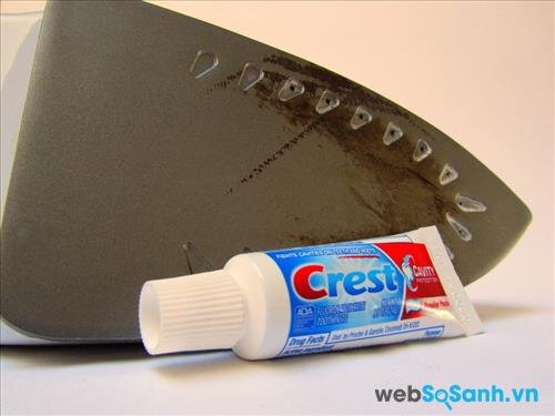 Bạn có thể sử dụng kem đánh răng để làm sạch bàn là