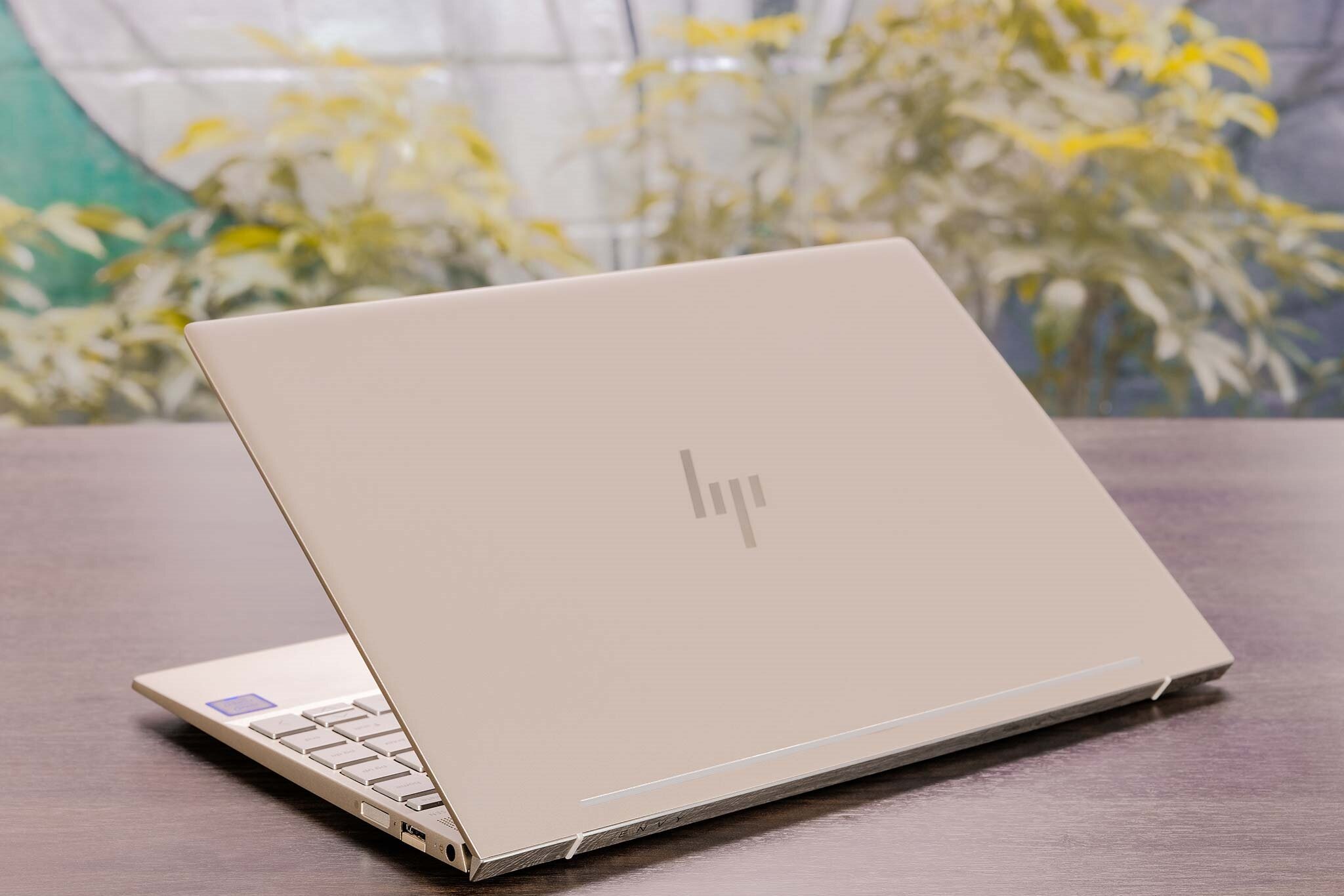 Máy tính xách tay HP Envy 13-ah1012TU có mức giá rất hợp lý