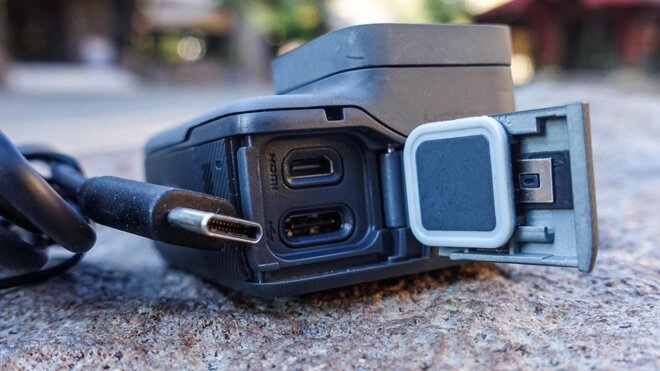 Cả GoPro 4 và 5 đều có cổng USB và cổng HDMI