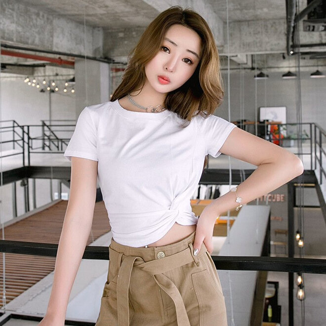 Cho cô nàng ăn gian vòng eo với croptop xoắn eo. Đâu phải chỉ nàng eo thon mới được diện croptop.