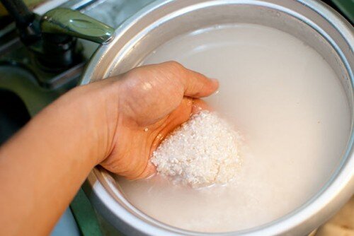 Khi cho gạo đã vo sạch vào nồi, nên dàn đều mặt gạo để cơm chín đều