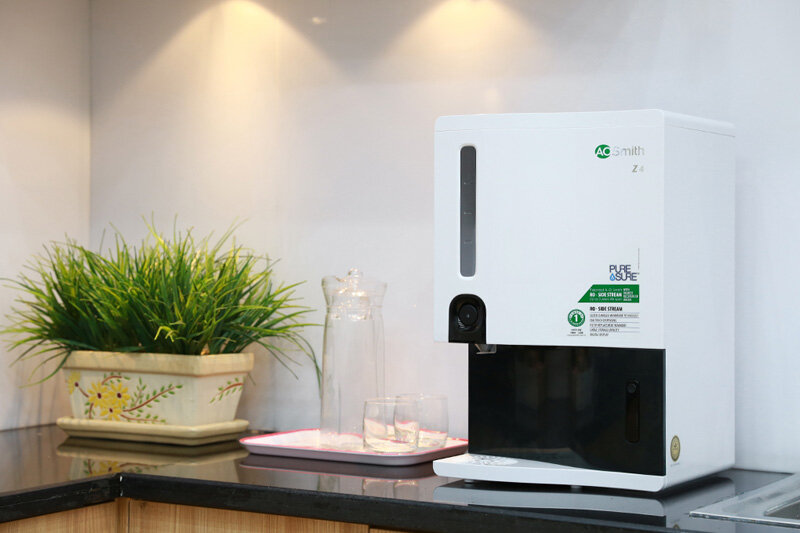 Máy lọc nước để bàn AO Smith Z4 có màn hình chiếu đèn led hiển thị các thông số dễ dàng sử dụng