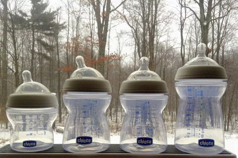 Chọn bình sữa cho trẻ sơ sinh có dung tích phù hợp
