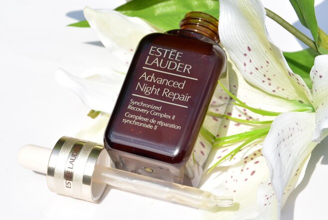 Kết hợp serum Estee Lauder Advanced Night repair và kem dưỡng da sẽ cho hiệu quả sử dụng ưu việt hơn 